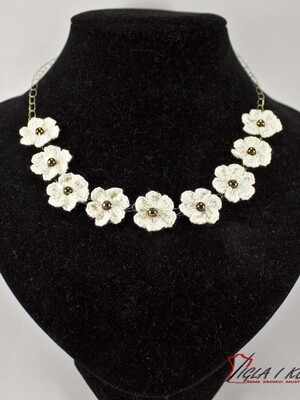 Heklana bela ogrlica sa cvetićima - Heklani nakit